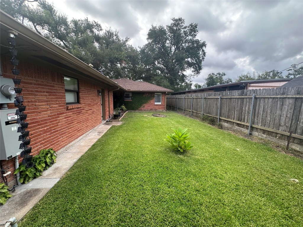 2123 Ridgecrest Drive Houston, TX 77055 - Photo 25 of 38 a view of a backyard with a small cabin