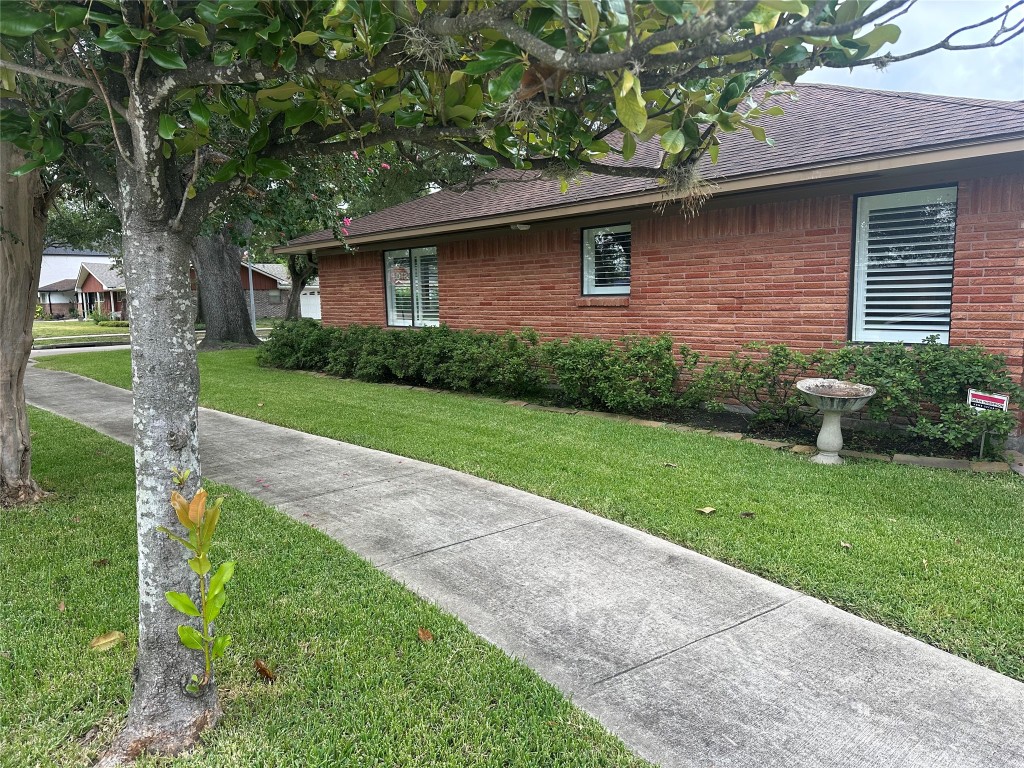 2123 Ridgecrest Drive Houston, TX 77055 - Photo 3 of 38 a front view of a house with a yard