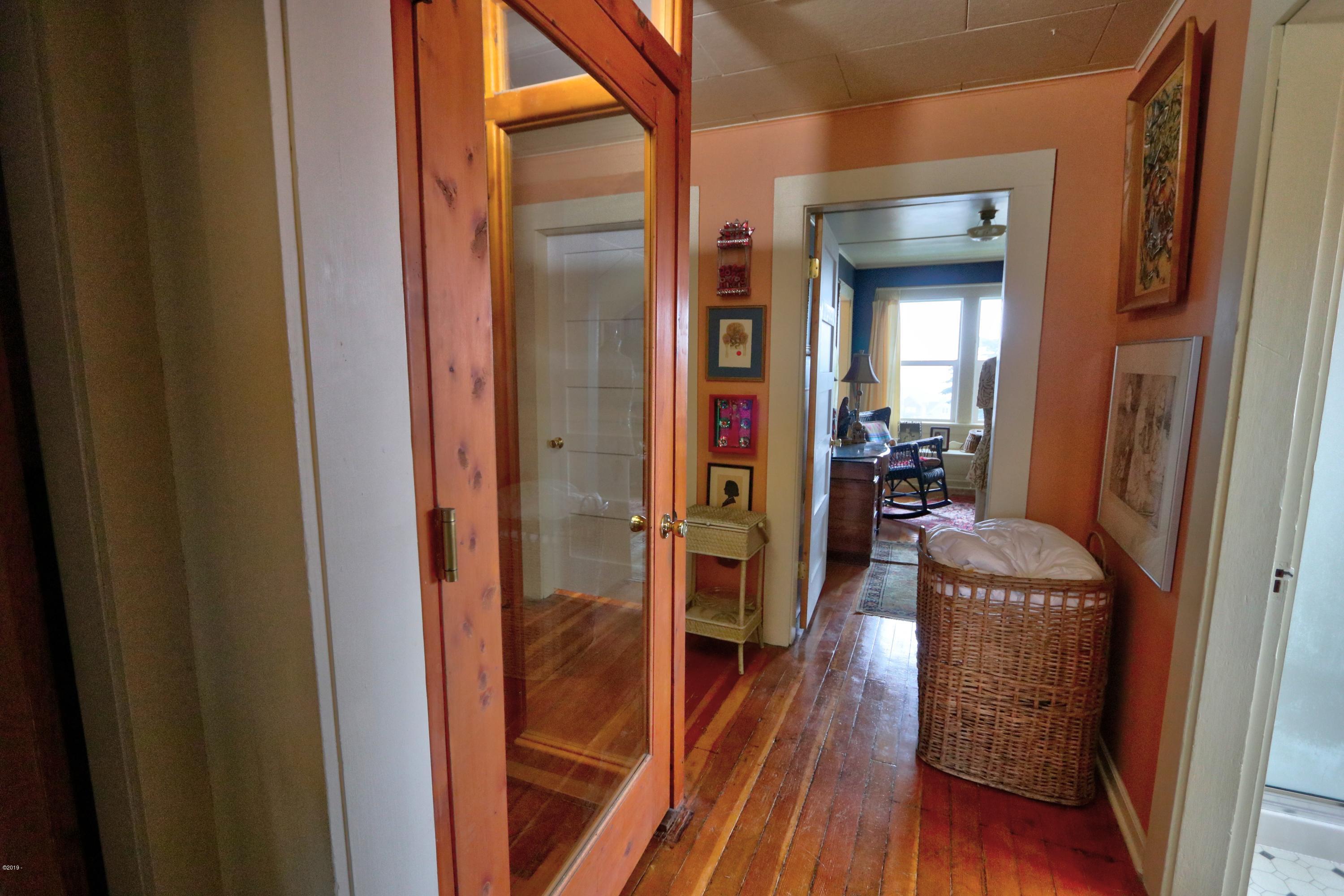 19 Southwest Hurbert Street Newport, OR 97365 - Photo 28 of 51 Hallway up