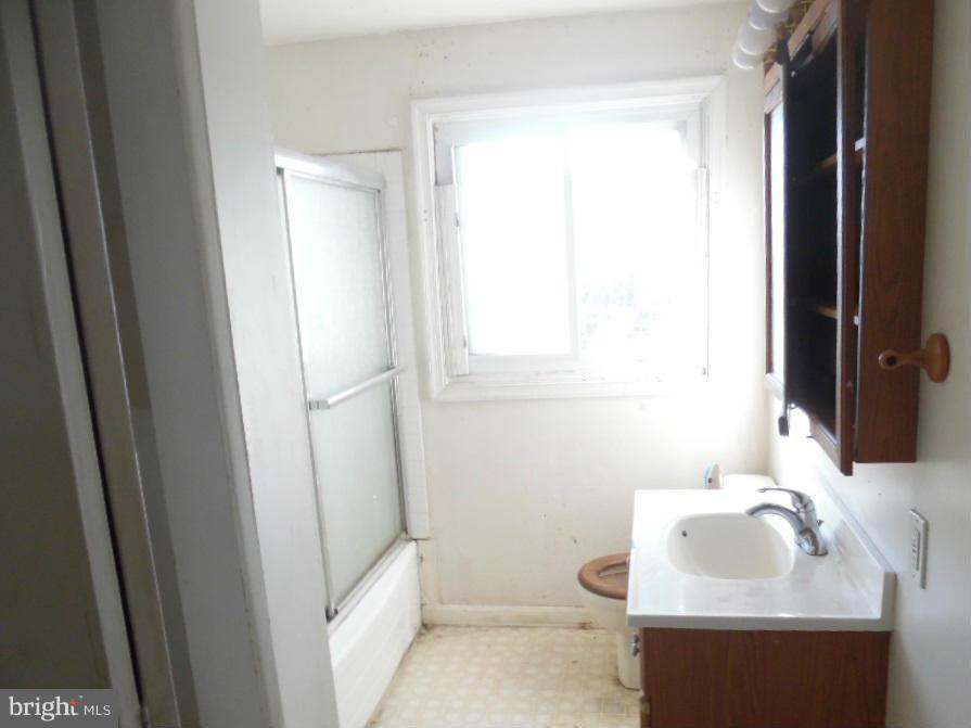7810 Kentley Road Baltimore, MD 21222 - Photo 7 of 13 Bath