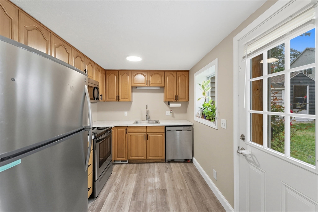 37 Inwood Road Auburn, MA 01501 - Photo 9 of 40 Gallery Image 9