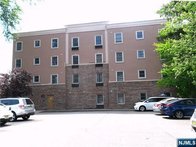 $1,750 | 24 South William Street, Unit 402, Bergenfield, NJ 07621