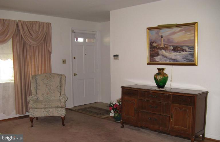 3906 Algiers Road Randallstown, MD 21133 - Photo 4 of 20 Living Room