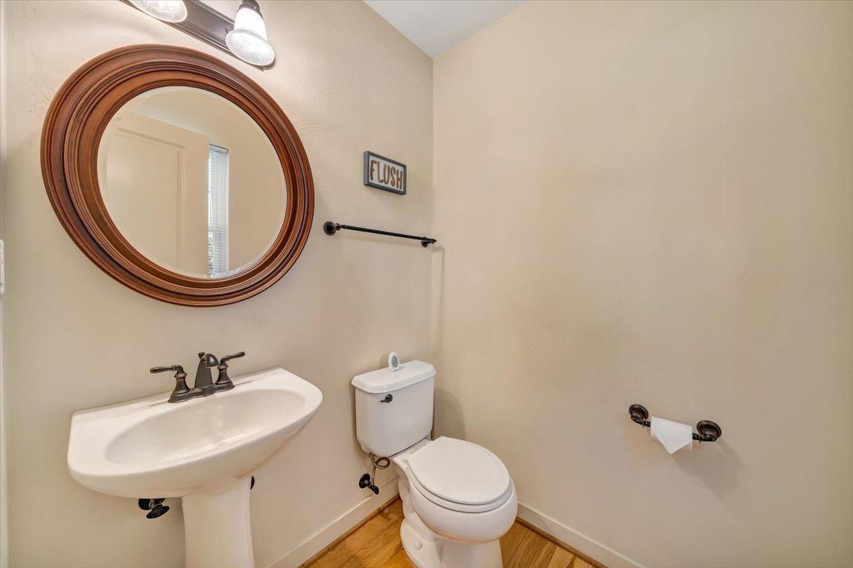 6233 Roselawn Road Roanoke, VA 24018 - Photo 13 of 35 Powder Room