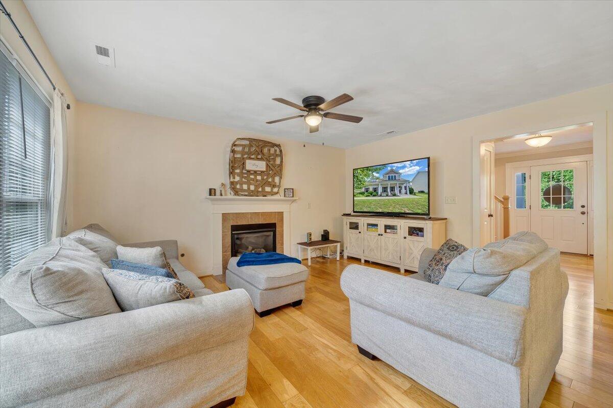 6233 Roselawn Road Roanoke, VA 24018 - Photo 14 of 35 Living Room