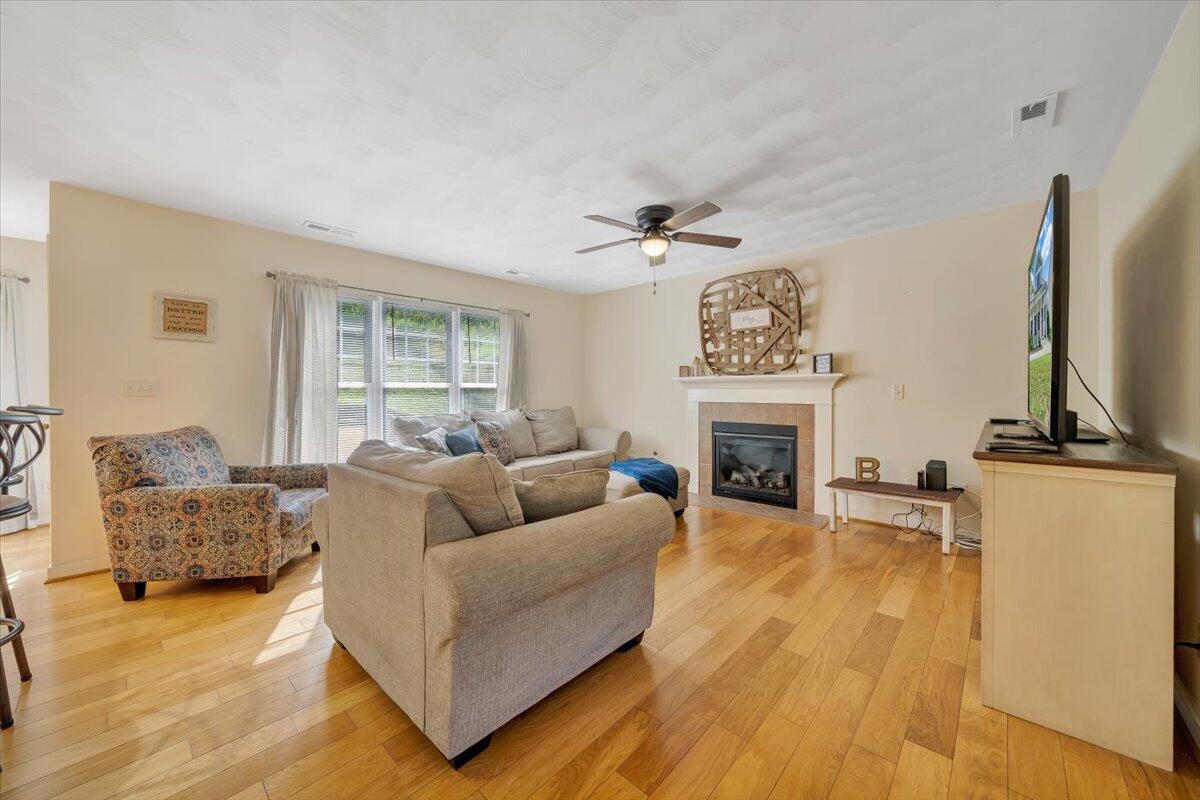 6233 Roselawn Road Roanoke, VA 24018 - Photo 15 of 35 Living Room
