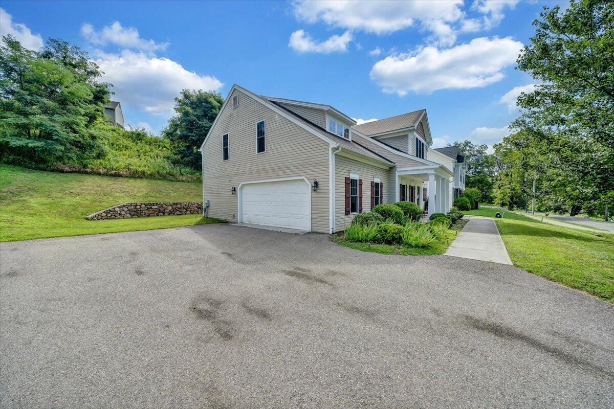 6233 Roselawn Road Roanoke, VA 24018 - Photo 4 of 35 Garage and Driveway