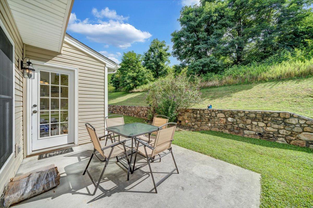 6233 Roselawn Road Roanoke, VA 24018 - Photo 7 of 35 Back Patio