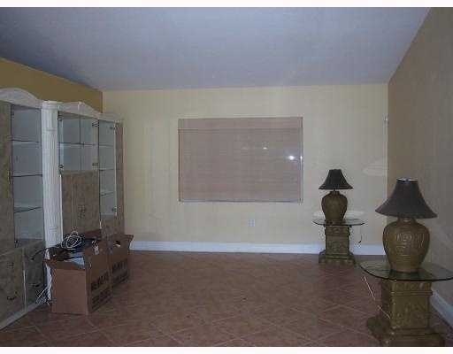 17241 Southwest 285th Street Homestead, FL 33030 - Photo 8 of 14 a bathroom with a bathtub