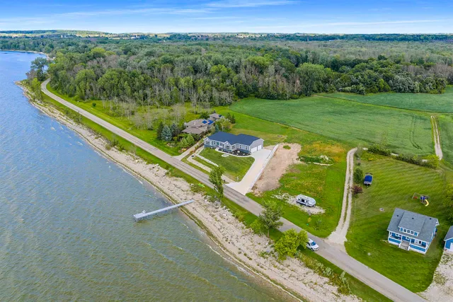 $895,000 | 1150 Bayshore Road, Brussels, WI 54204