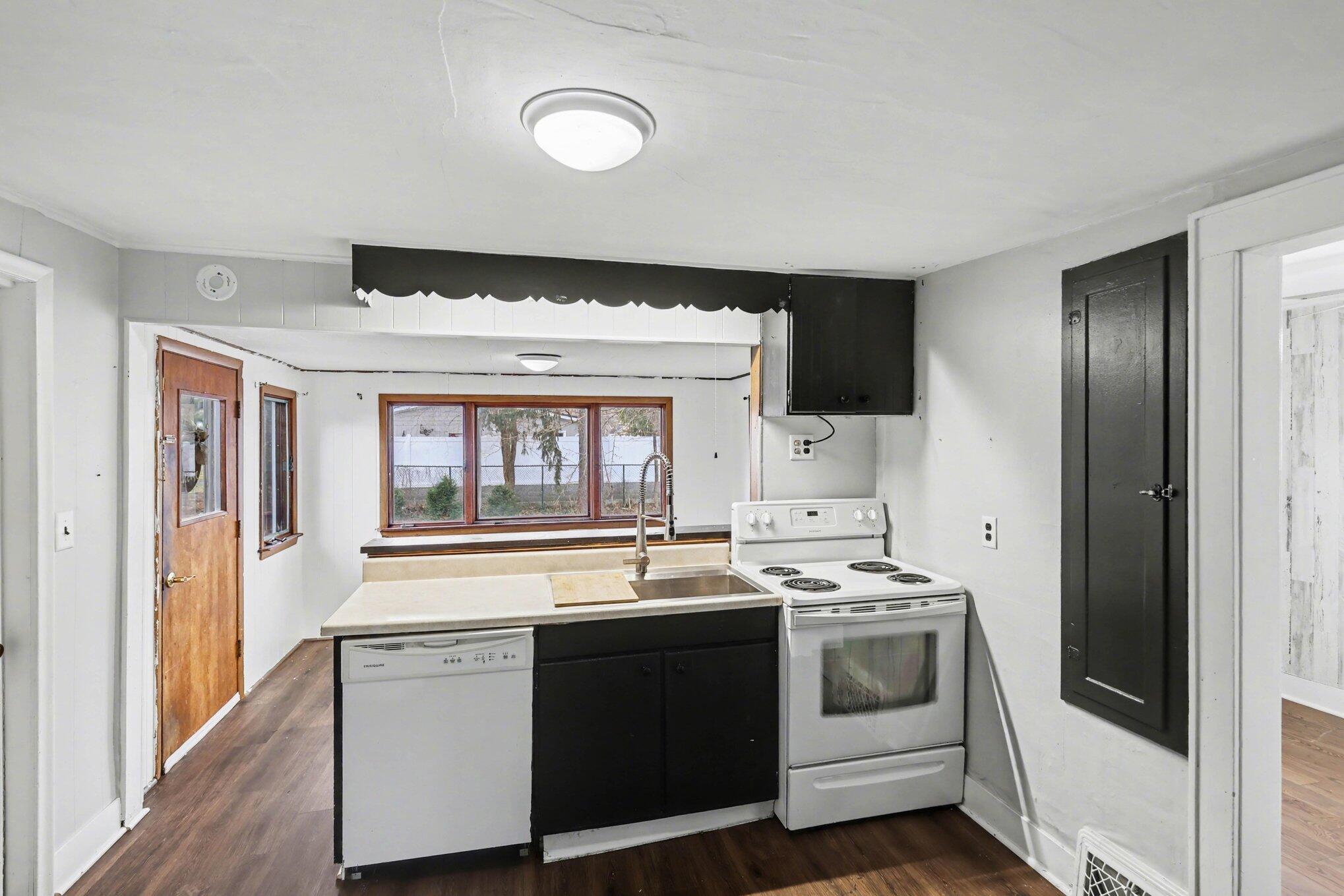 308 South Center Street Stockbridge, MI 49285 - Photo 4 of 19 008_file_9723