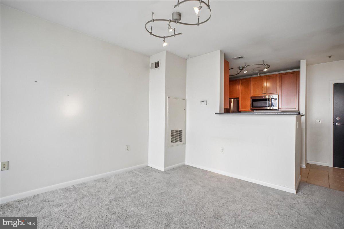 851 North Glebe Road, Unit 2015 Arlington, VA 22203 - Photo 11 of 81 Living Room