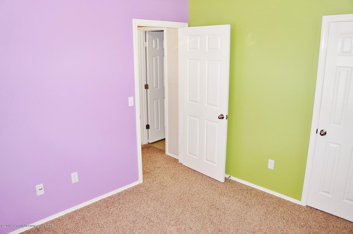 4814 Mammoth Lane Amarillo, TX 79110 - Photo 14 of 19 an empty room with a mirror