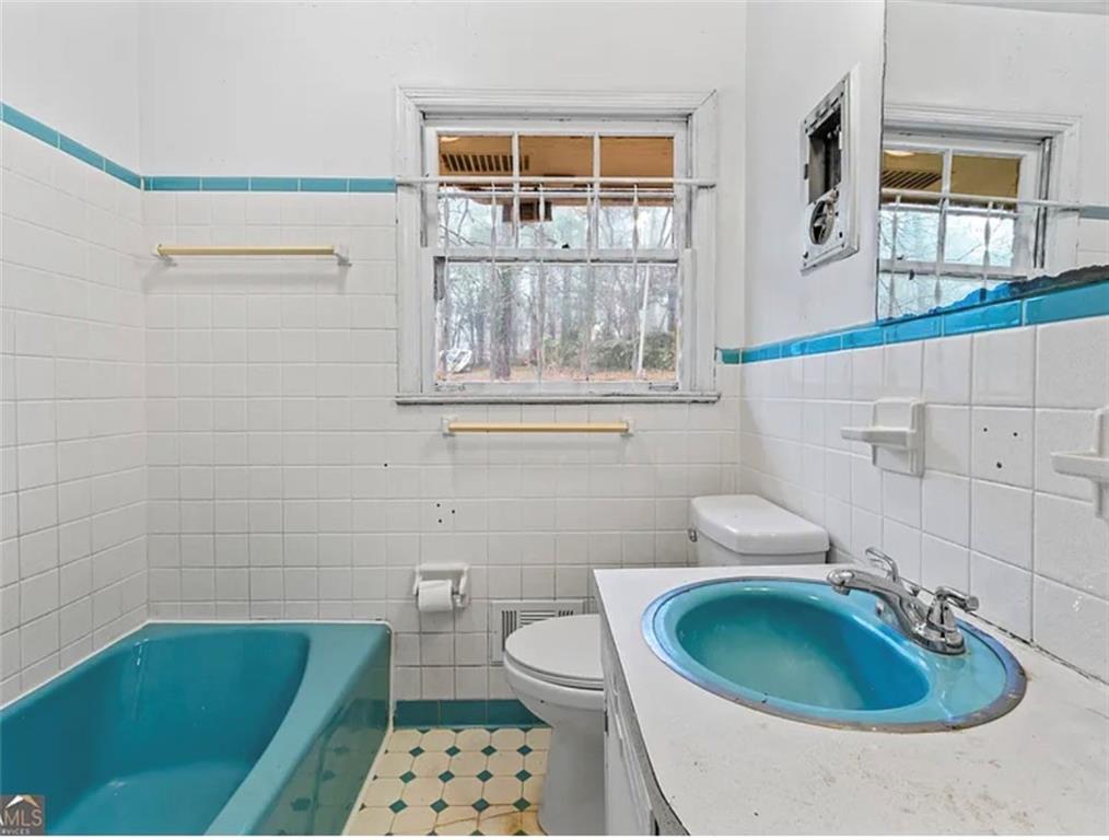 4334 Greenleaf Circle Southwest Atlanta, GA 30331 - Photo 12 of 12 a bathroom with a sink a toilet and bathtub