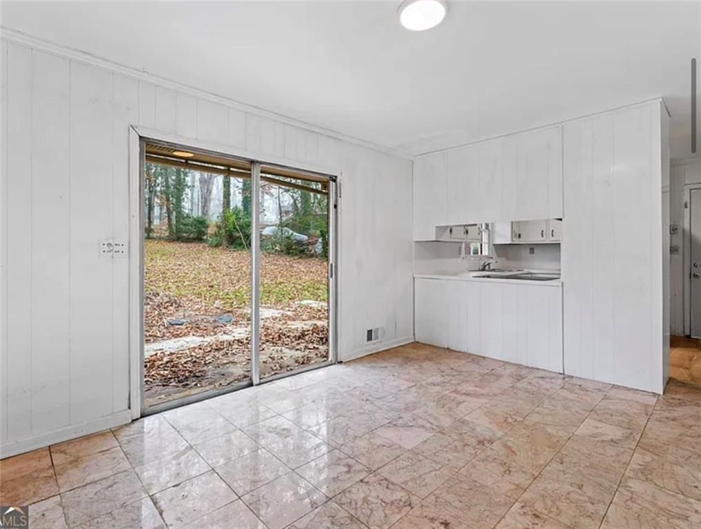 4334 Greenleaf Circle Southwest Atlanta, GA 30331 - Photo 6 of 12 a view of an empty room with a window