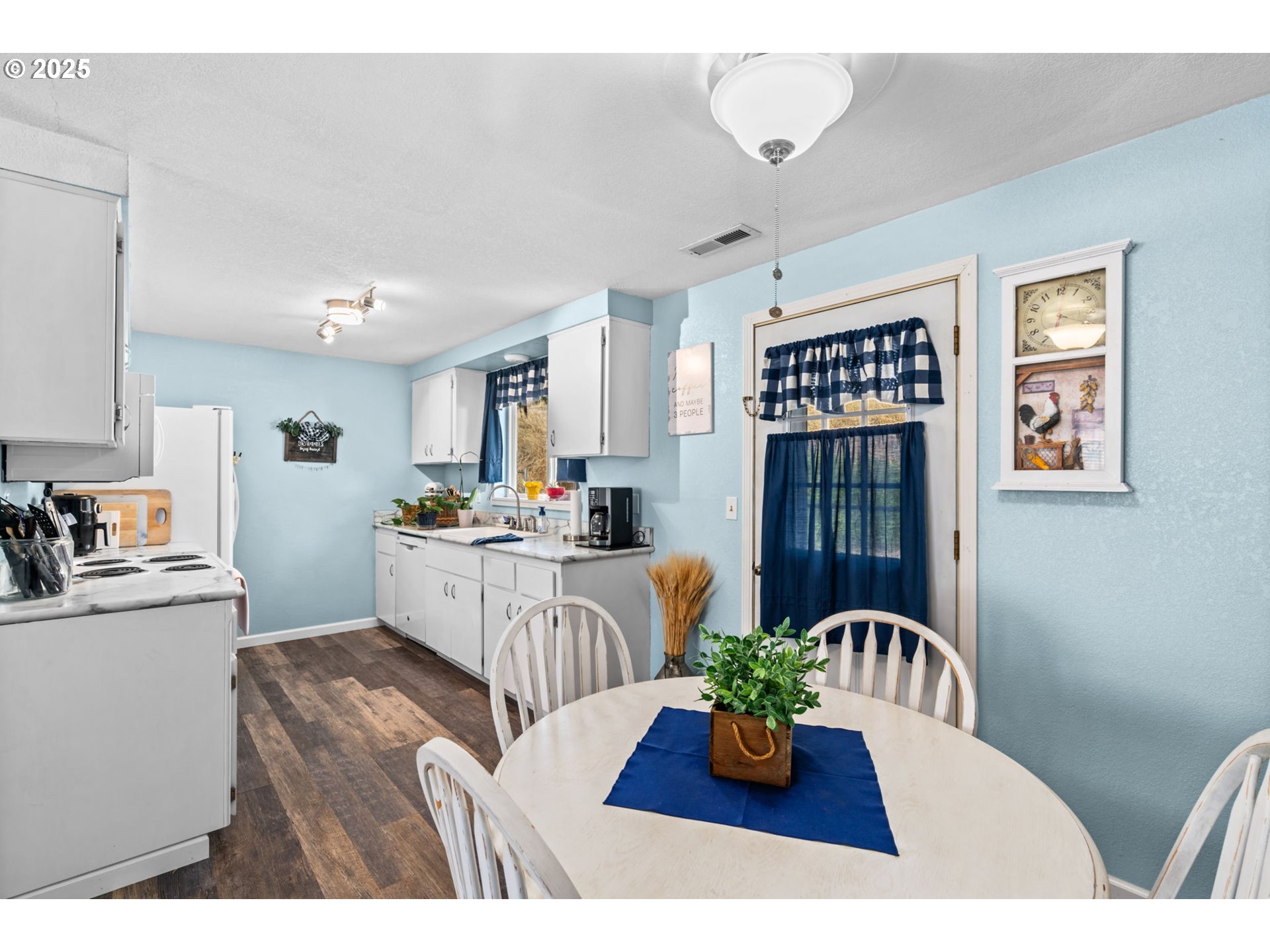 405 Corona Loop Road Roseburg, OR 97471 - Photo 7 of 22