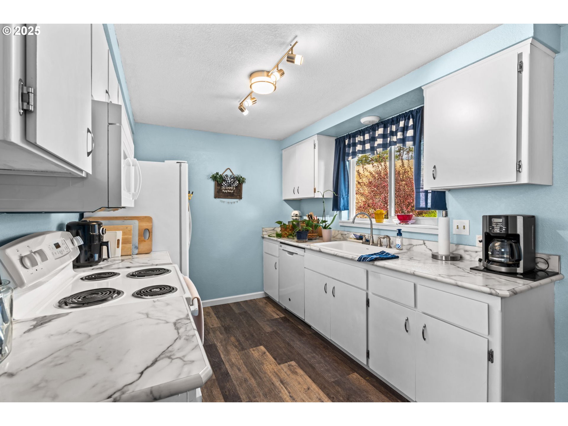 405 Corona Loop Road Roseburg, OR 97471 - Photo 9 of 22 Kitchen