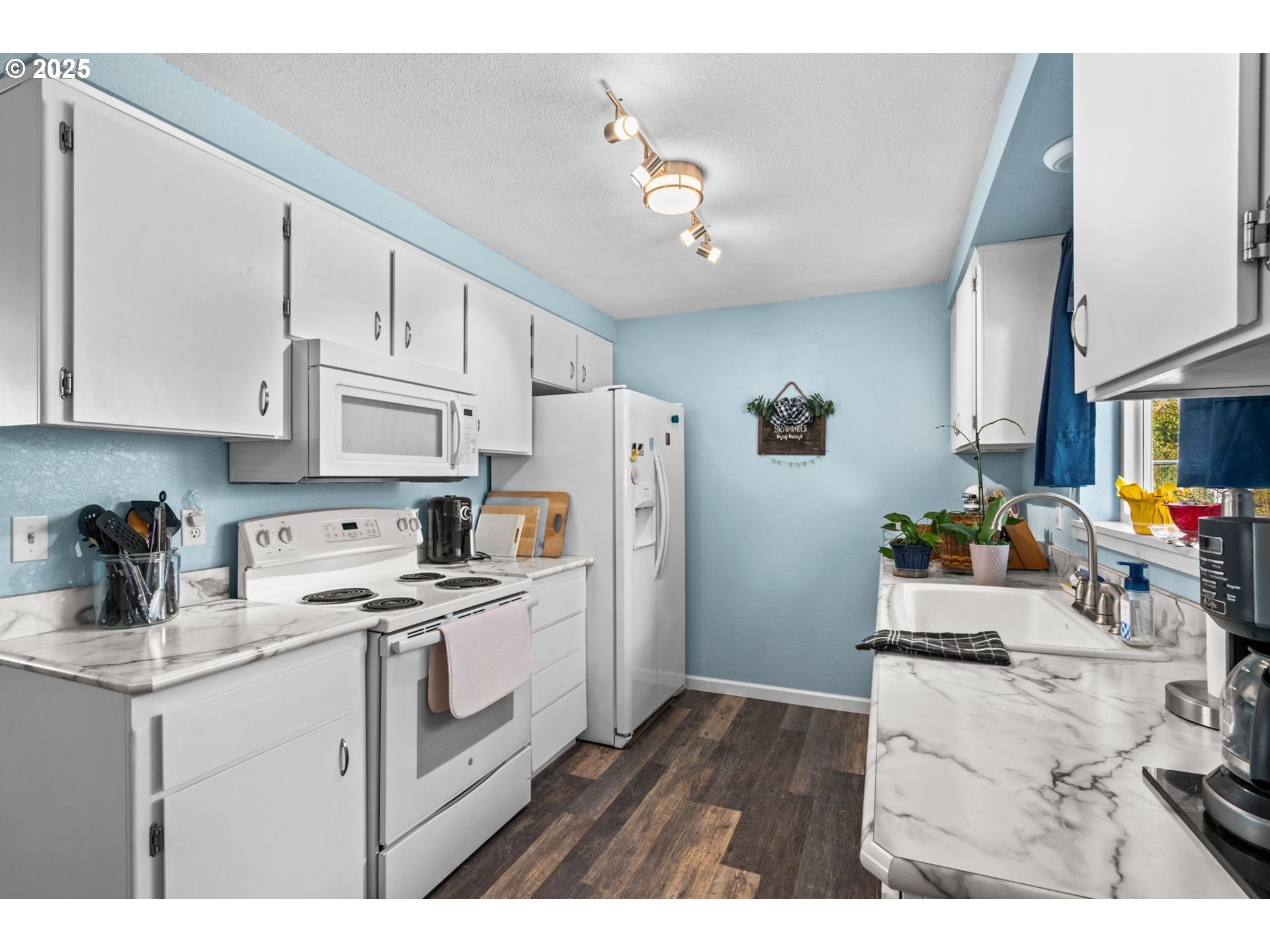 405 Corona Loop Road Roseburg, OR 97471 - Photo 10 of 22 Kitchen