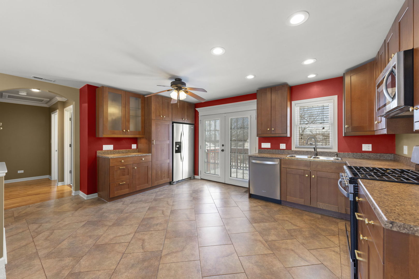 13 South Victoria Lane Streamwood, IL 60107 - Photo 5 of 31