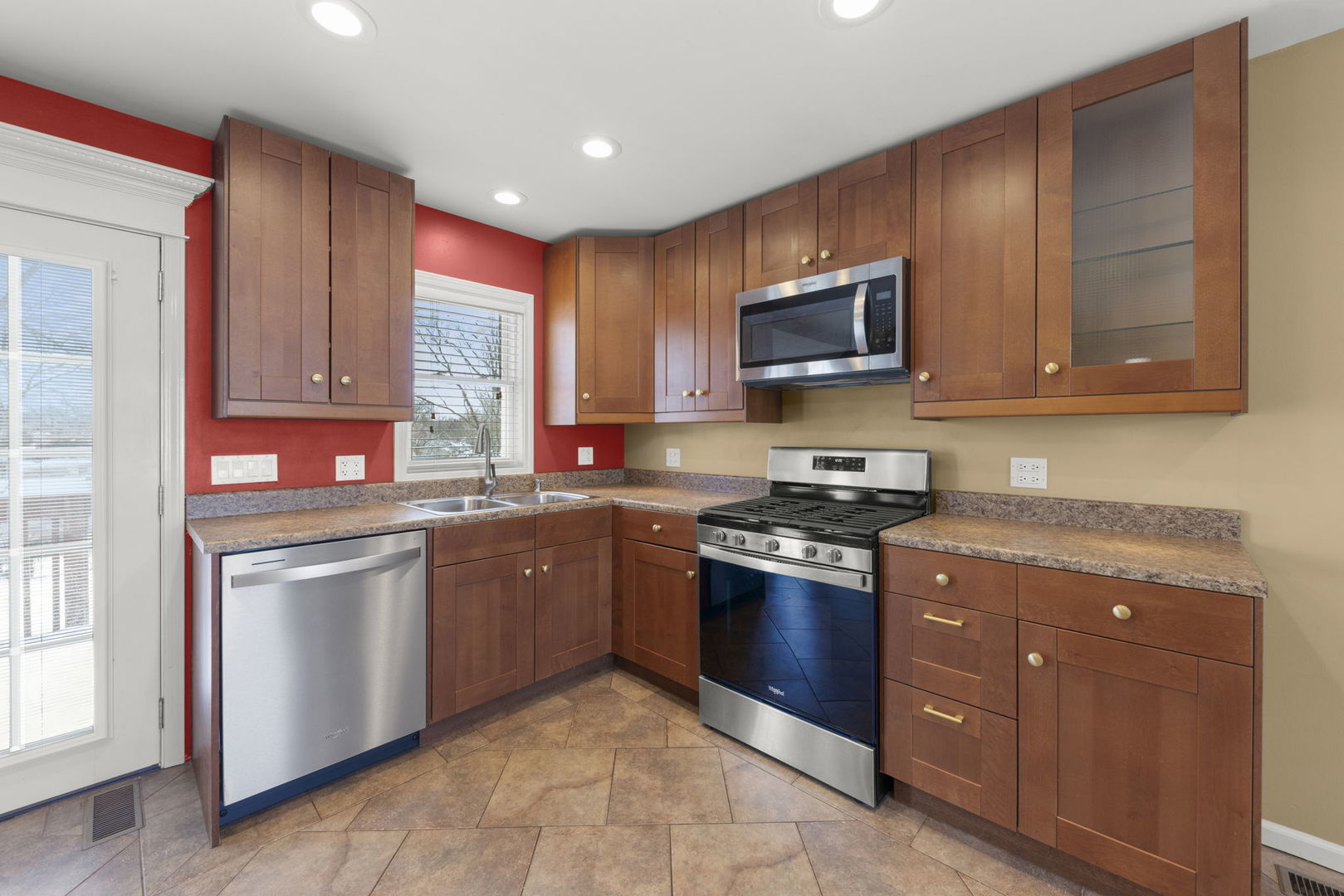 13 South Victoria Lane Streamwood, IL 60107 - Photo 6 of 31