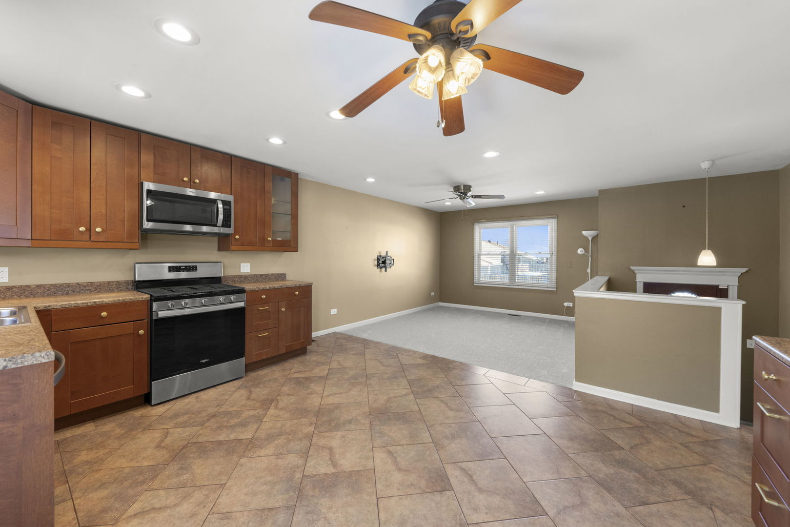 13 South Victoria Lane Streamwood, IL 60107 - Photo 7 of 31