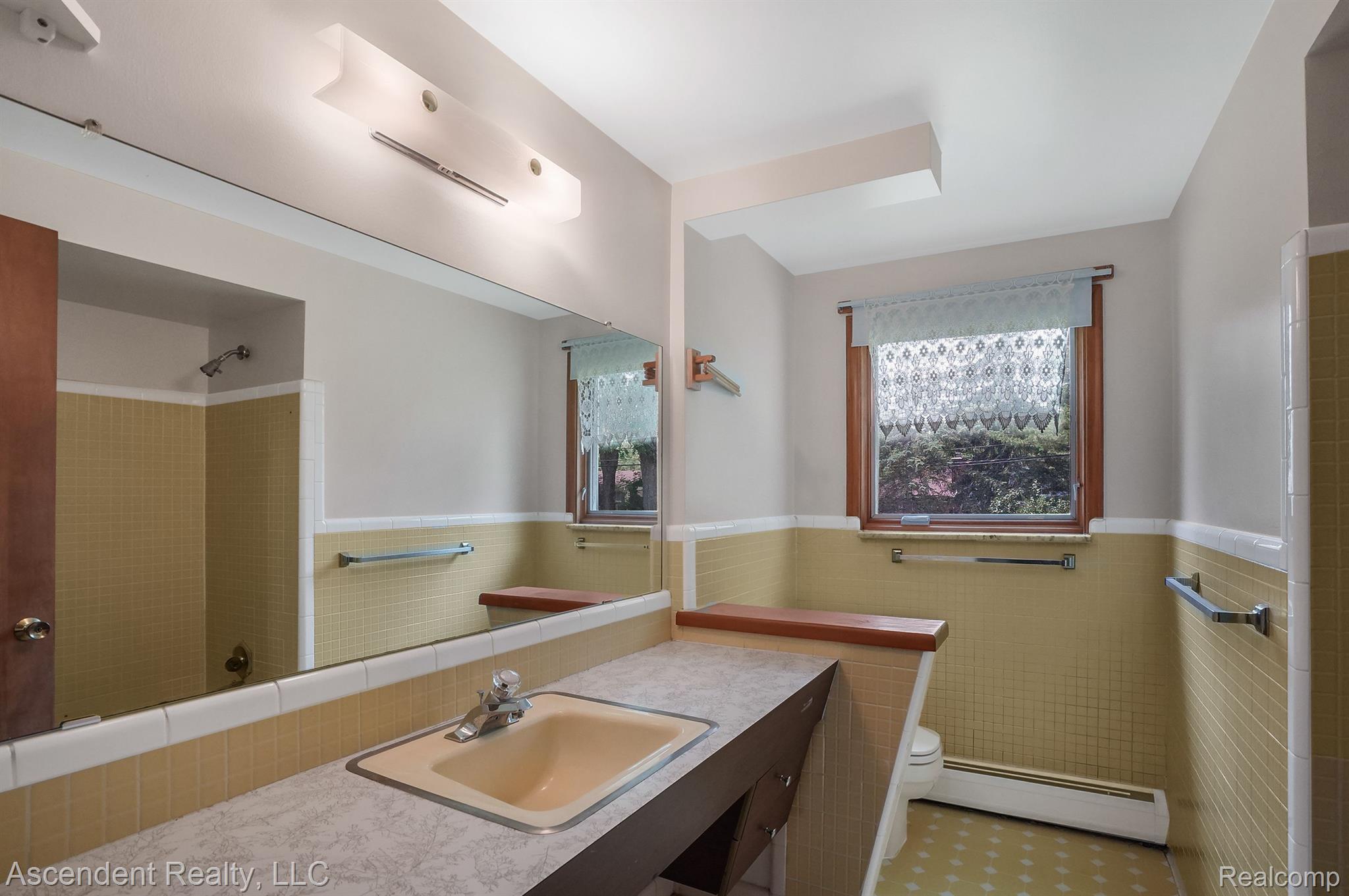 724 Wilwood Road Rochester, MI 48309 - Photo 19 of 26 Hall full bathroom