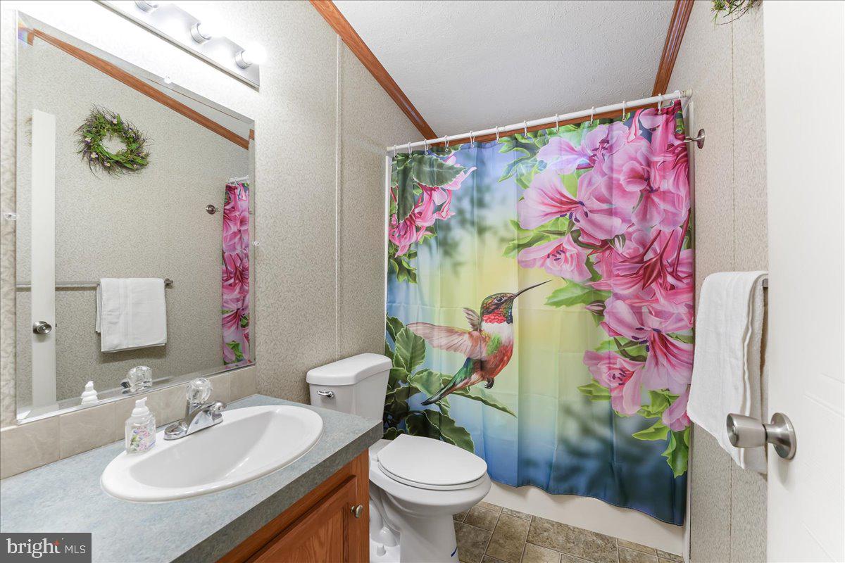 59 Glen Roy Road Nottingham, PA 19362 - Photo 11 of 26 Full hallway bath