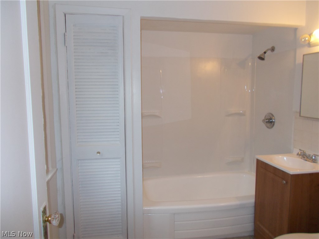 964 Elbon Road Cleveland, OH 44121 - Photo 13 of 24 Gallery Image 13