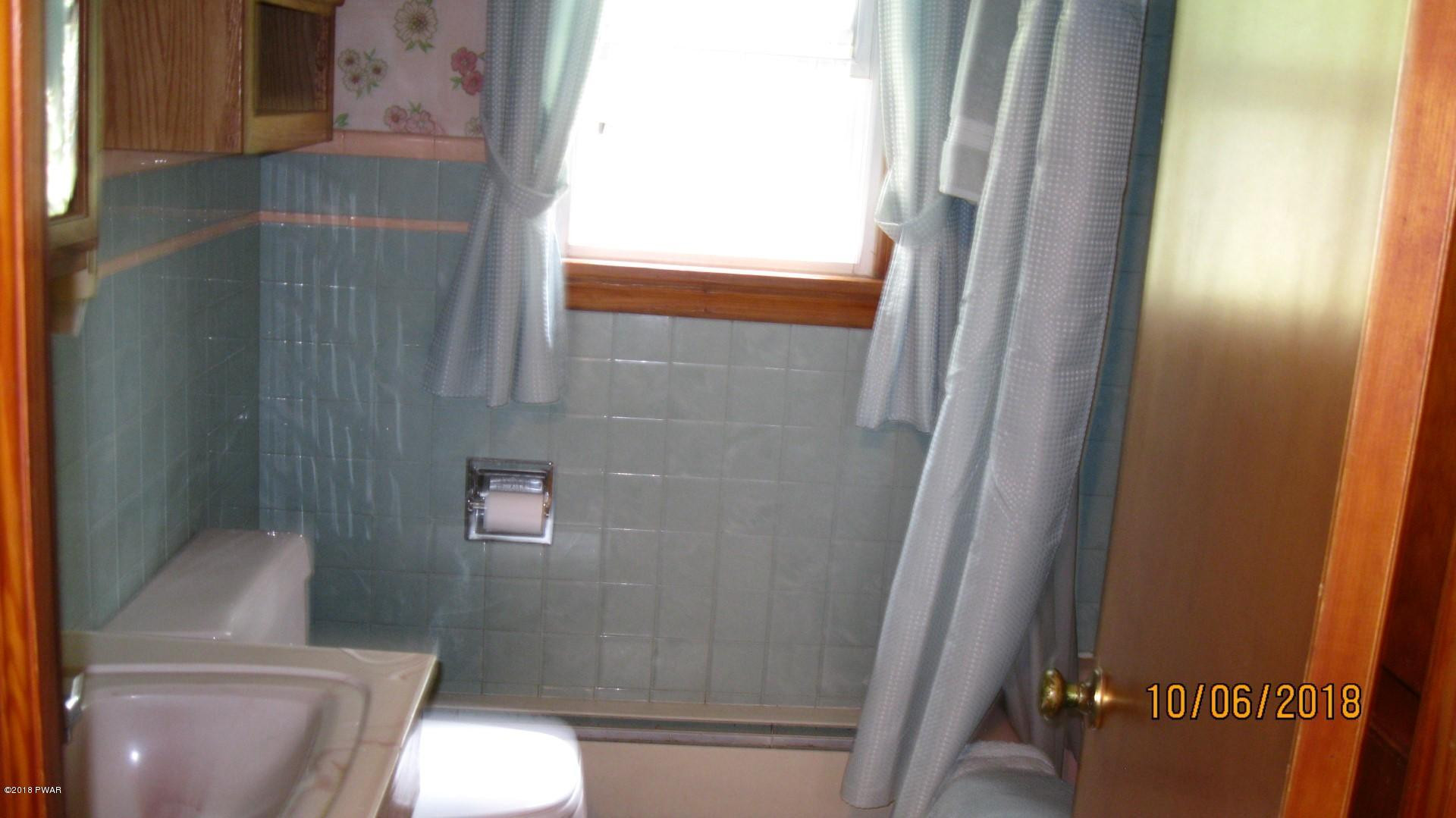604 Ridge Avenue Hawley, PA 18428 - Photo 12 of 17 12-Bathroom