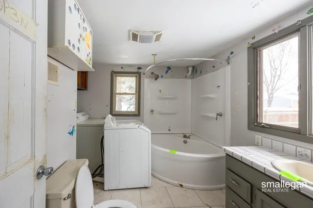 $147,900 | 49 2nd Street Northwest, Kent City, MI 49330