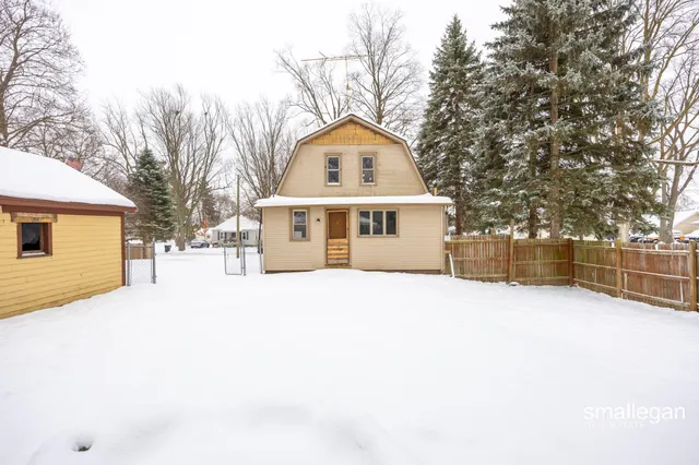 $147,900 | 49 2nd Street Northwest, Kent City, MI 49330