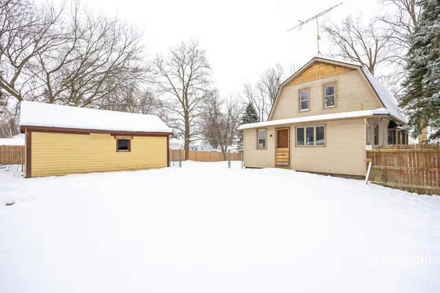 $147,900 | 49 2nd Street Northwest, Kent City, MI 49330