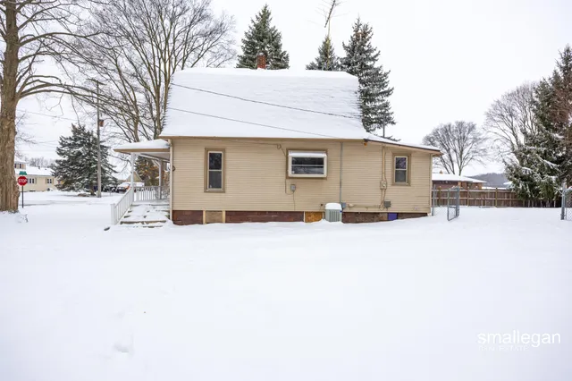 $147,900 | 49 2nd Street Northwest, Kent City, MI 49330