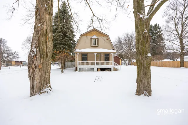 $147,900 | 49 2nd Street Northwest, Kent City, MI 49330