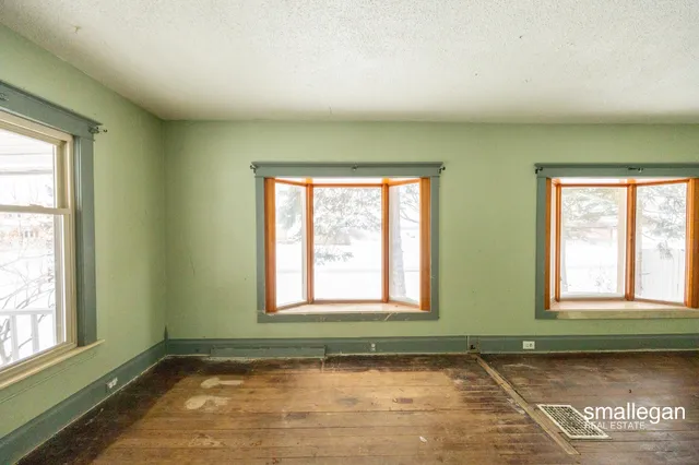 $147,900 | 49 2nd Street Northwest, Kent City, MI 49330