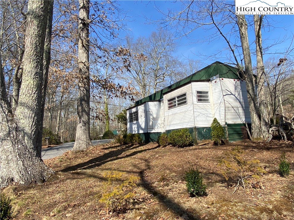 252 Jameson Road Newland, NC 28657 - Photo 3 of 16 a front view of a house with a yard