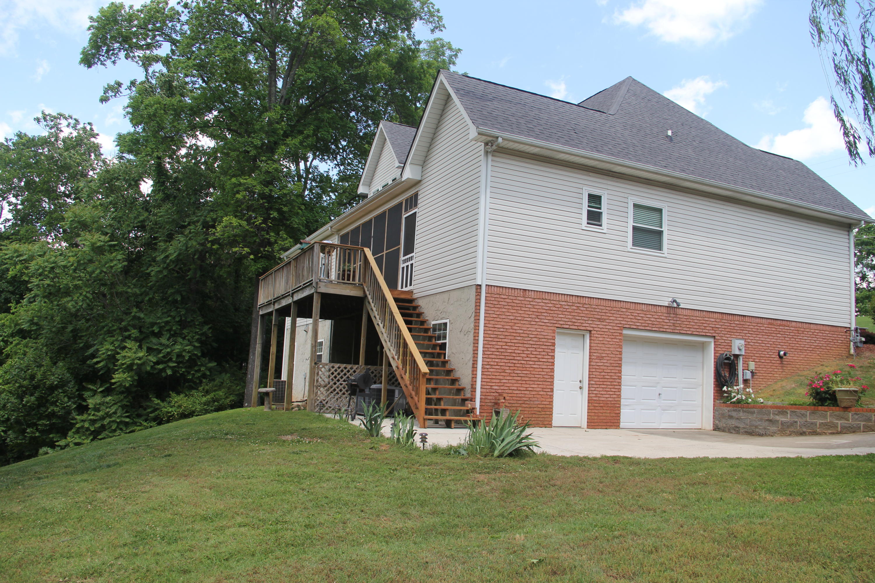 6559 Fairview Road Hixson, TN 37343 - Photo 3 of 36 Basement Garage