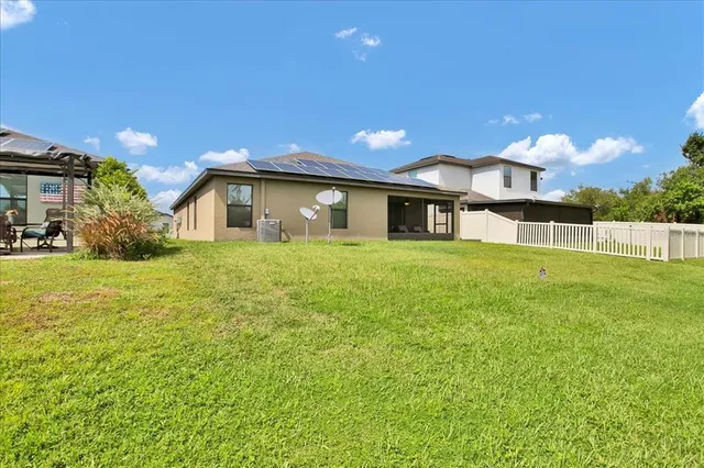 a view of yard with green space