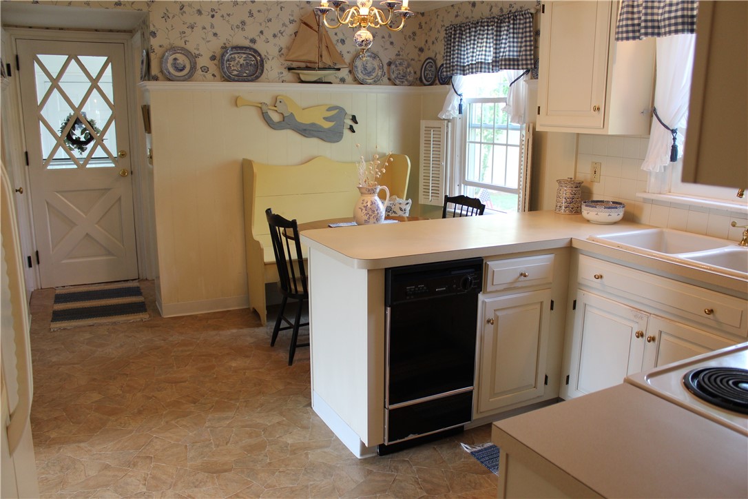 15 Fairfield Road Cranston, RI 02910 - Photo 8 of 38 Gallery Image 8