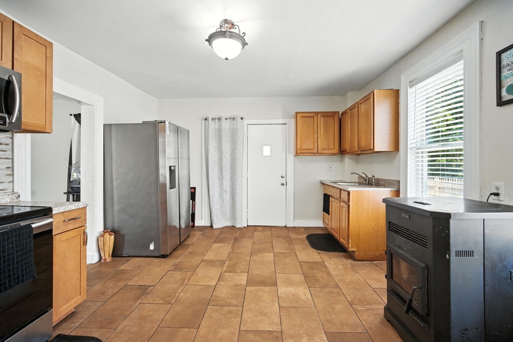 18 Olive Street Springfield, MA 01109 - Photo 10 of 28 Gallery Image 10