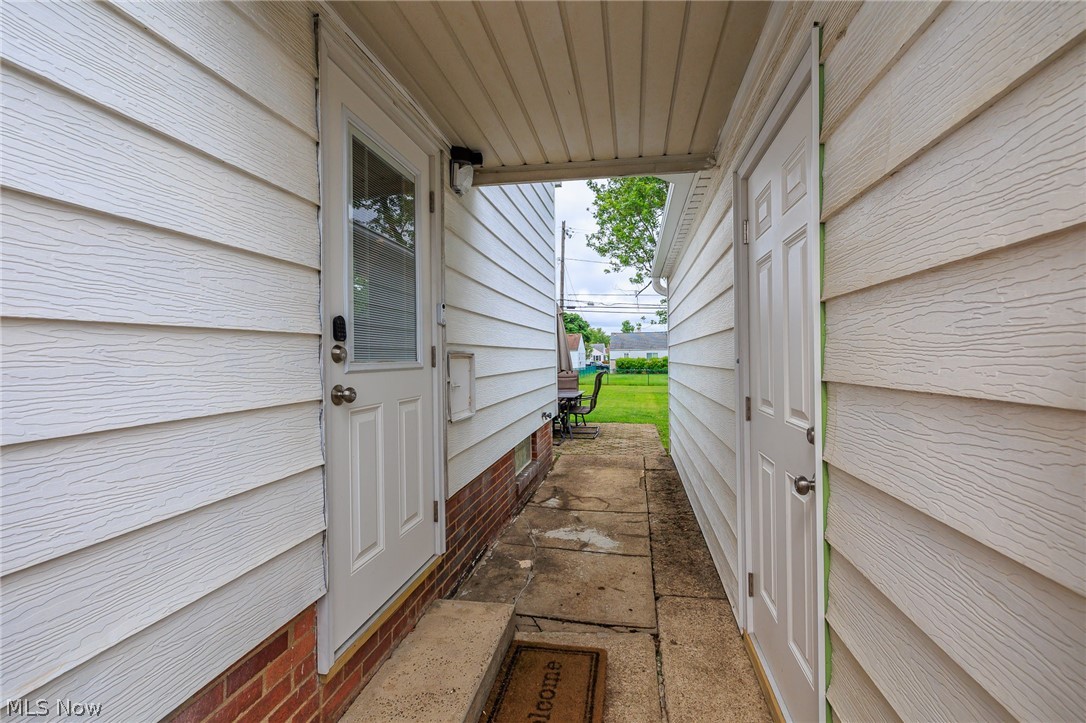1596 Winchester Road Cleveland, OH 44124 - Photo 3 of 35 Gallery Image 3