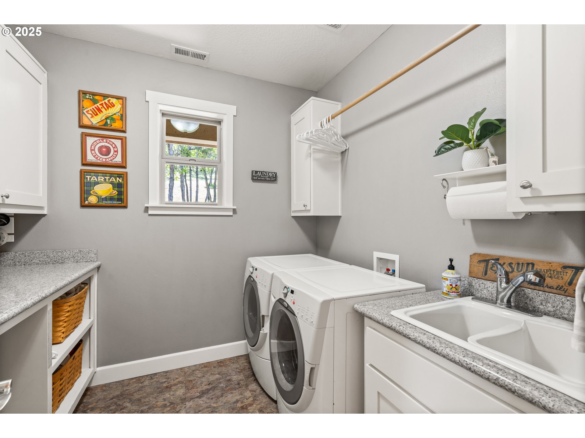 2809 Dead Indian Memorial Road Ashland, OR 97520 - Photo 28 of 45 a utility room with window washer and dryer