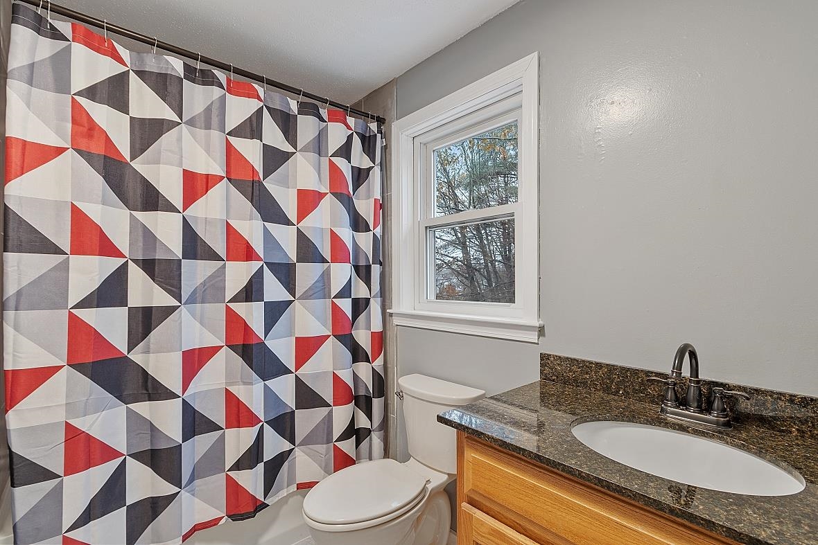 5 R Phillip Road, Unit RIGHT R Derry, NH 03038 - Photo 15 of 30