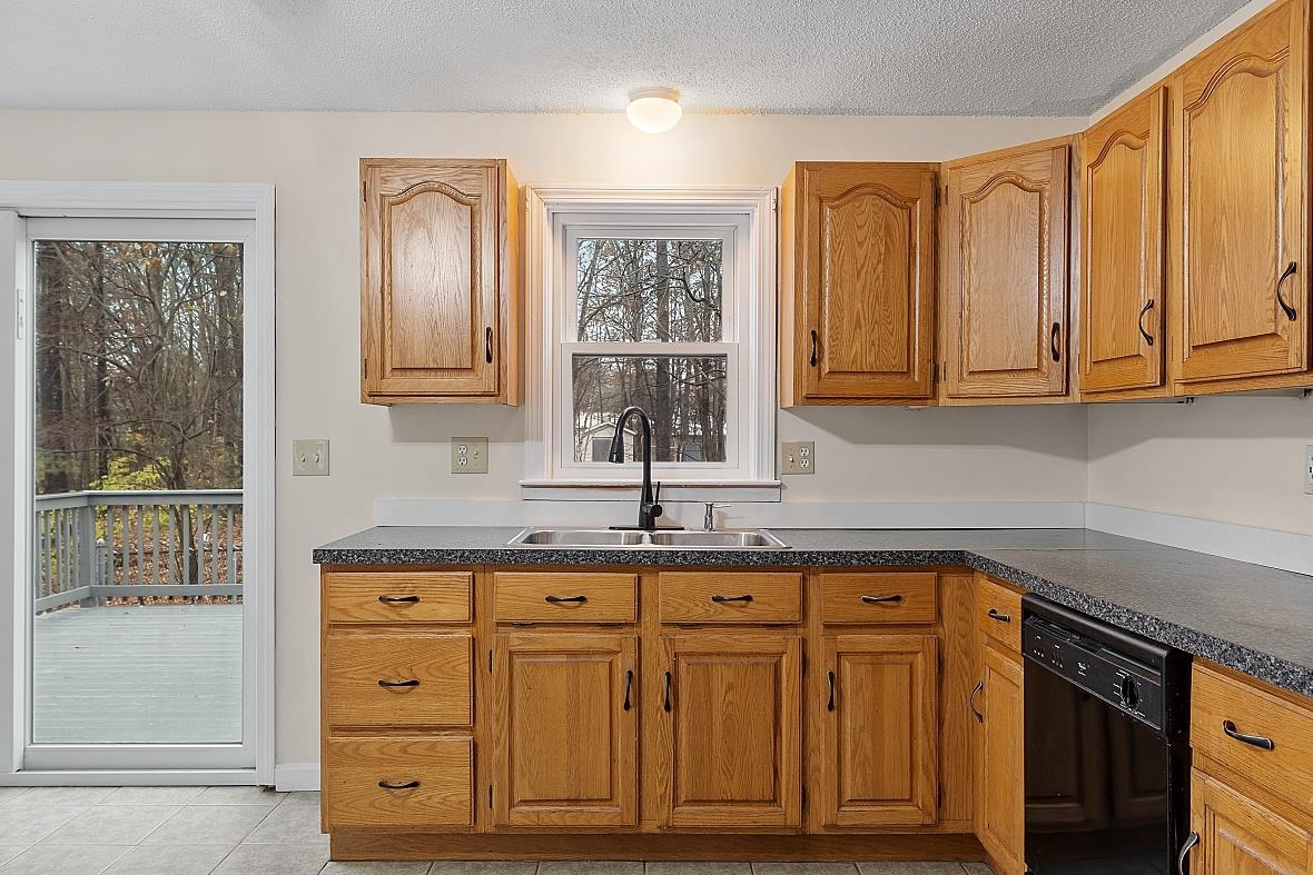 5 R Phillip Road, Unit RIGHT R Derry, NH 03038 - Photo 4 of 30