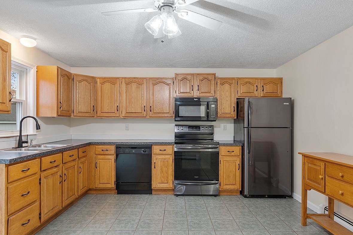 5 R Phillip Road, Unit RIGHT R Derry, NH 03038 - Photo 5 of 30