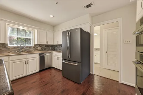 $485,000 | 6 Charleston Street South, Sugar Land, TX 77478