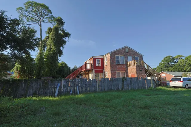 a view of a house with backyard and garden