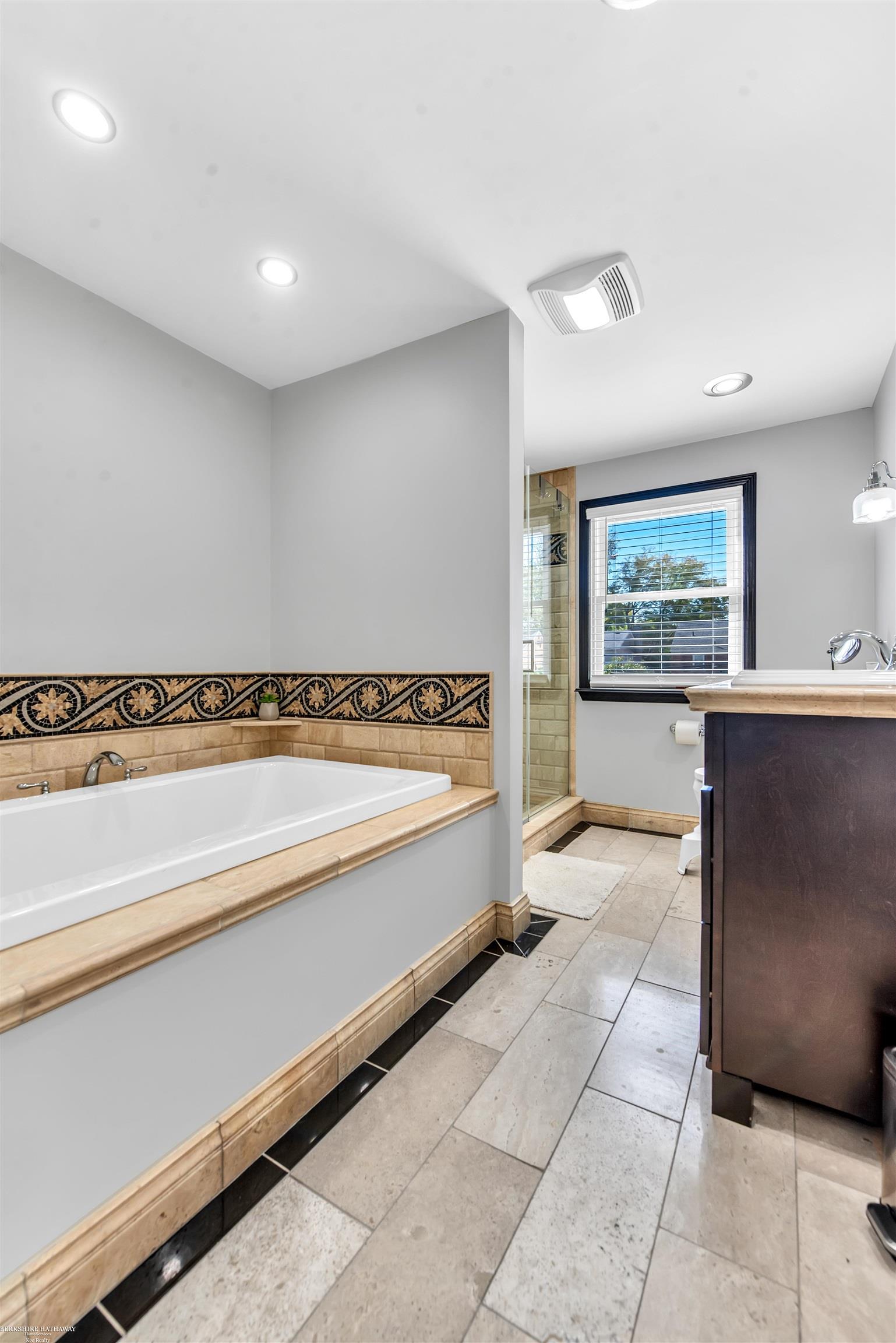 1725 Newcastle Road Grosse Pointe Woods, MI 48236 - Photo 20 of 37