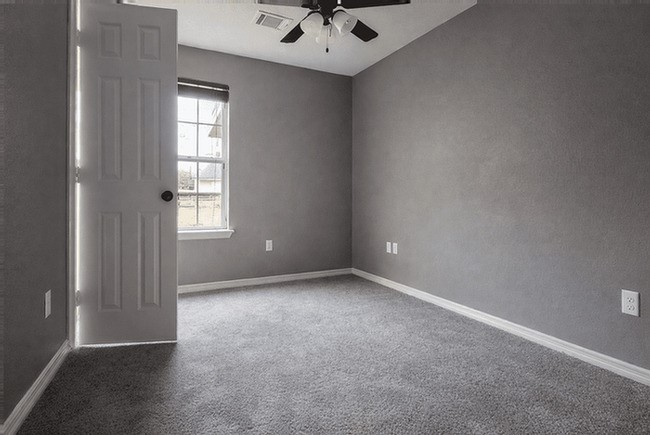 2518 Staples Street Houston, TX 77026 - Photo 19 of 22 an empty room with a window