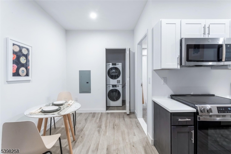 10 Commerce Court, Unit 7E Newark, NJ 07102 - Photo 14 of 18 a kitchen with a table and chairs